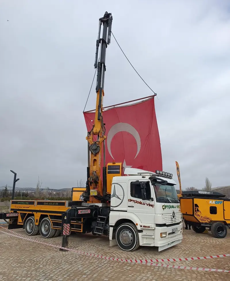 Vinçle bayrak asma – Tetik Yol Yardım Çubuk oto çekici
